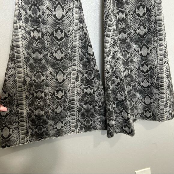 We The Free Snake Skin Print Flare Jeans Gray Size 26 - Picture 5 of 10